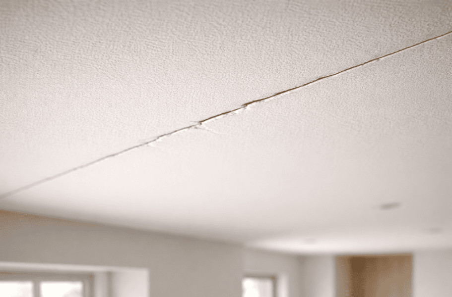 Papan bangunan retak